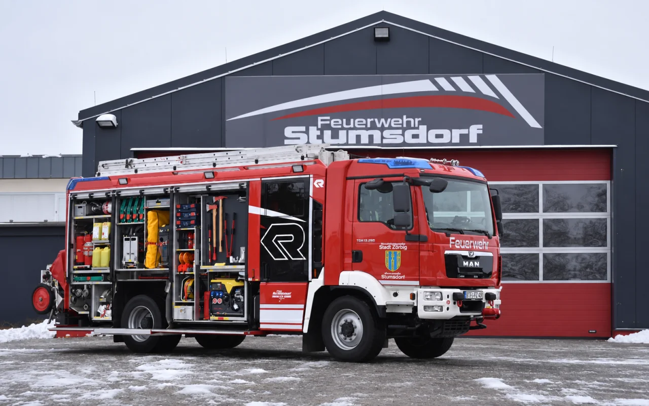 Feuerwehrfahrzeug vor dem Gerätehaus der Feuerwehr Stumsdorf